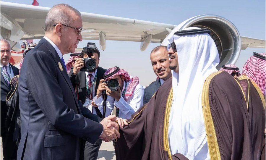 أردوغان يصل إلى الرياض ولقاء مرتقب مع ولي العهد السعودي|صور