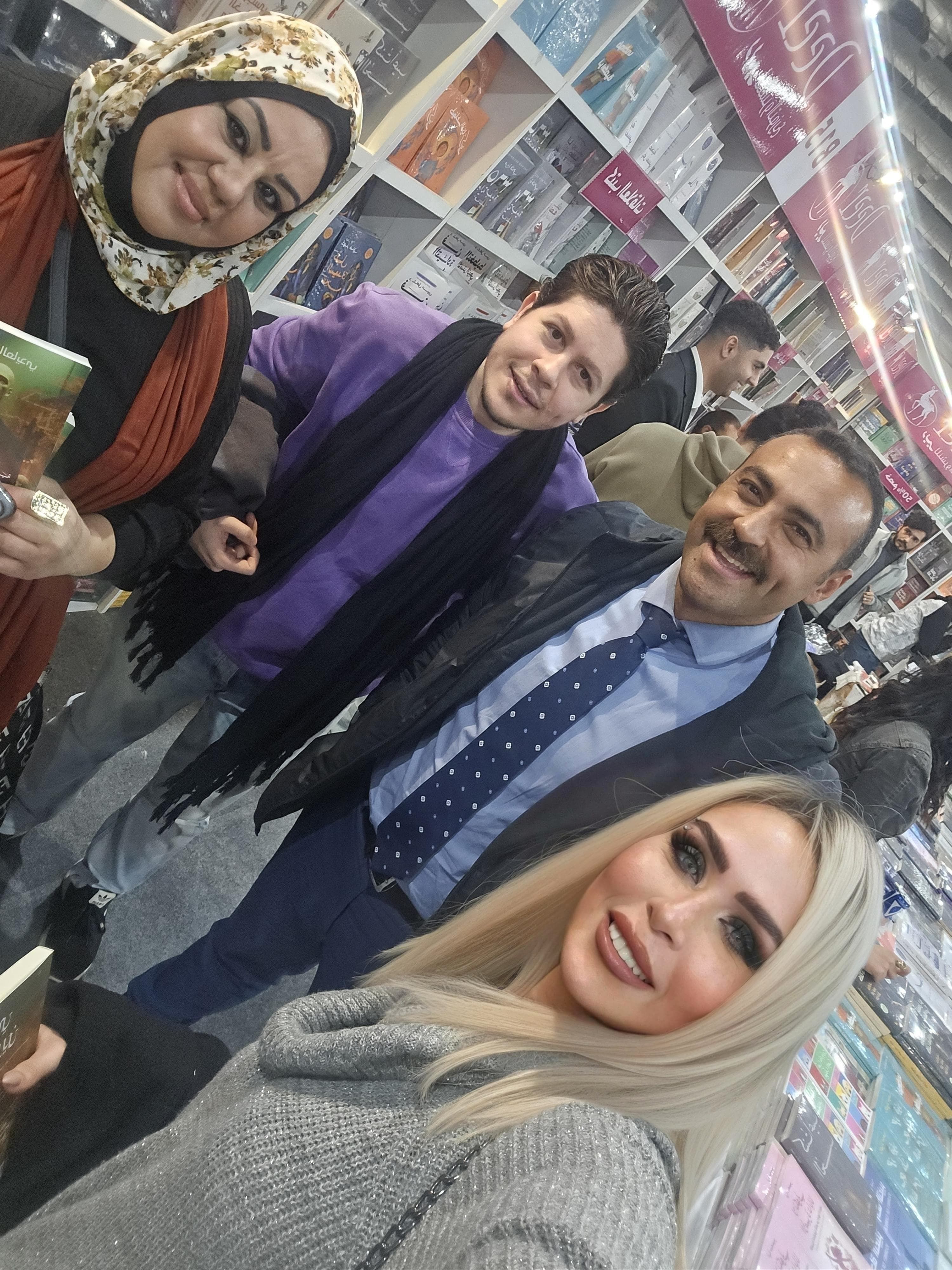 الروائى أيمن العايدى خلال حفل توقيع أحدث رواياته حى الفتارين (8)