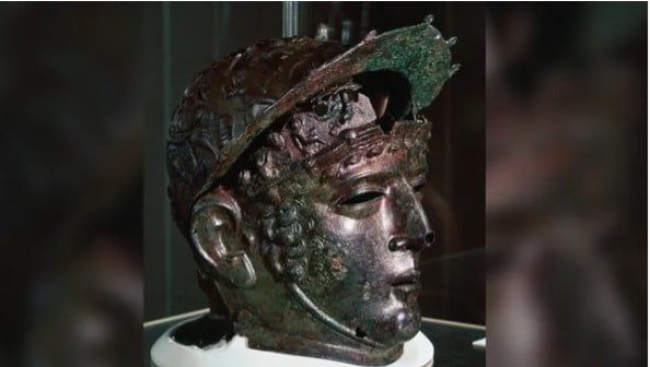 خوذة على شكل قناع وجه لضابط من سلاح الفرسان الرومانى قبل 1900 عام