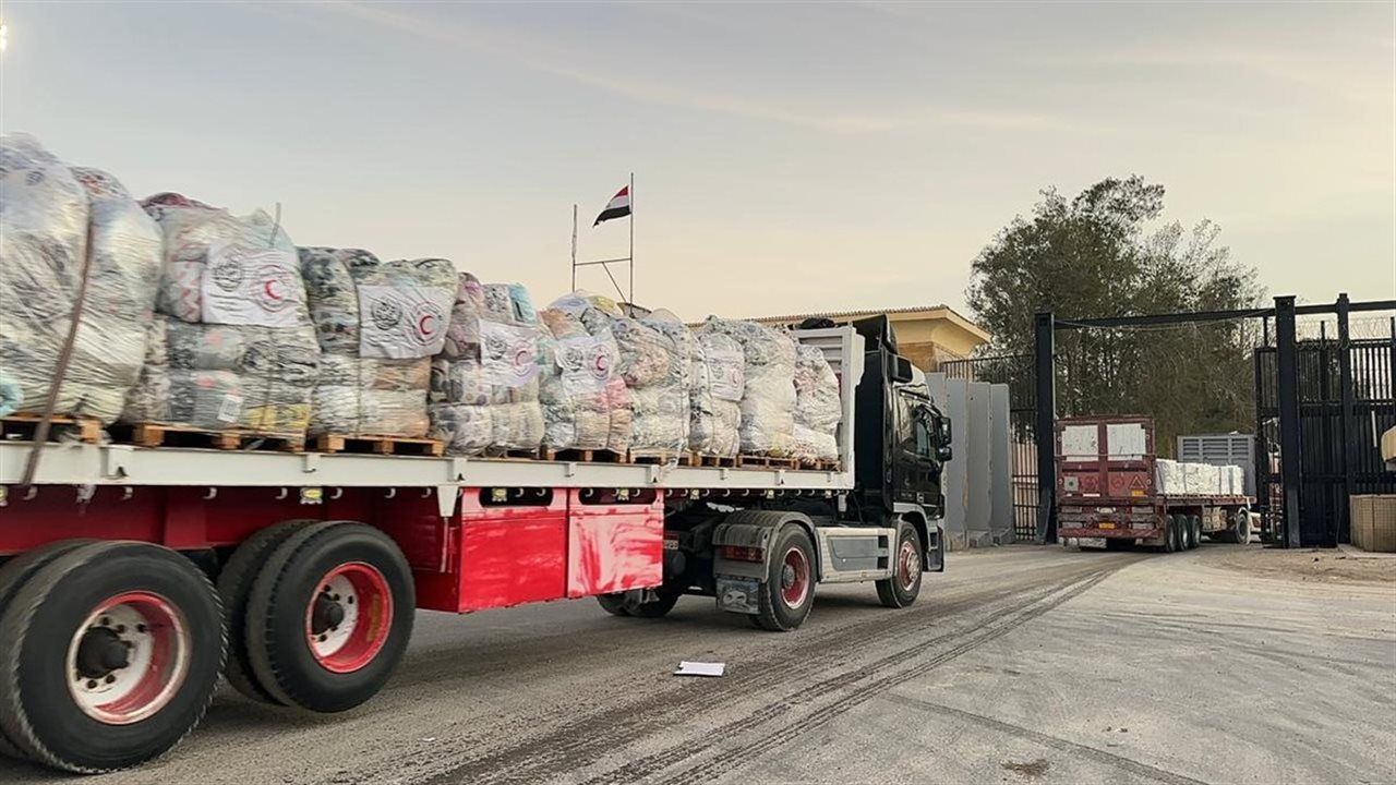 قوافل "زاد العزة" تصطف أمام معبر رفح استعدادًا لإدخال مساعدات إنسانية إلى غزة