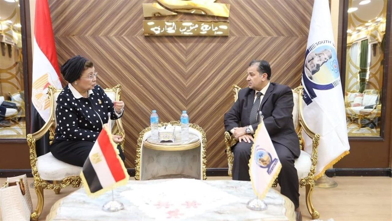 مدير تعليم قنا يتابع فعاليات البرامج التدريبى "أساسيات القيادة المدرسية"