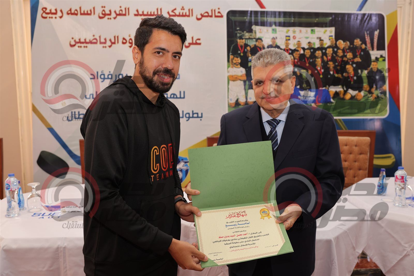 في احتفالية رياضية كبرى الفريق أسامة ربيع يكريم الفريق الأول للهوكي بنادي بورفؤاد الرياضي في احتفالية كبرى