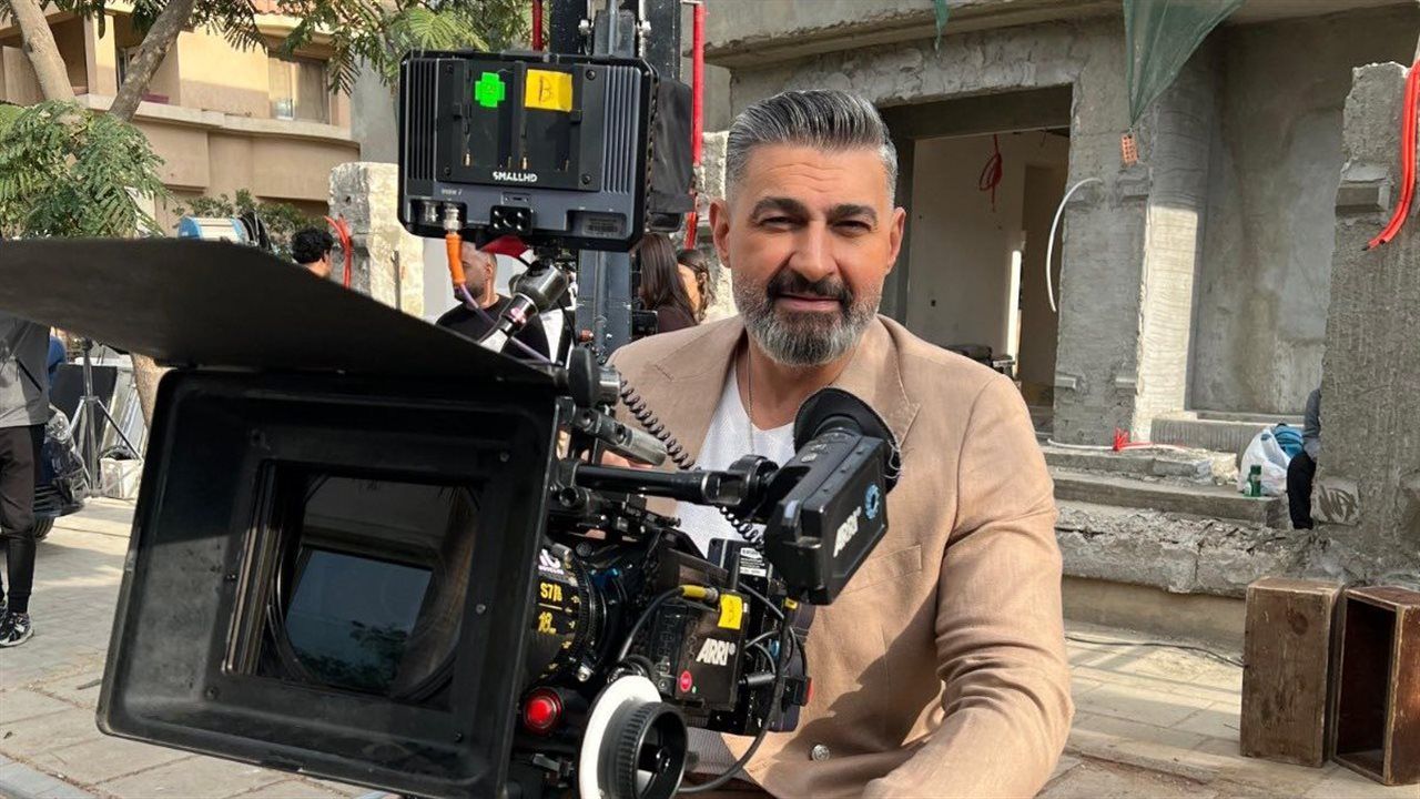 المخرج أحمد شفيق ينهي تحضيرات مسلسلين ويكشف كواليس “كلهم بيحبوا مودي"