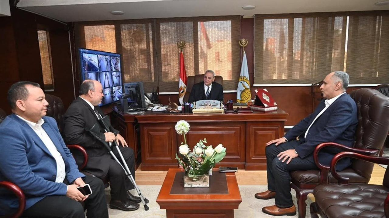 محافظ الغربية يشيد بالإسهامات الطبية والإدارية في تطوير المستشفيات العامة