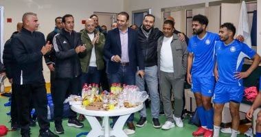 رئيس سموحة ومجلس الإدارة يحتفلون مع اللاعبين بالفوز المثير على بيراميدز