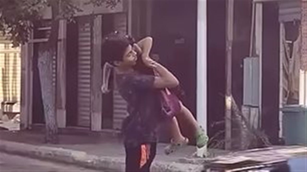 أخ يحمل أخته في مشهد إنساني أثناء عبورهما الشارع (فيديو)