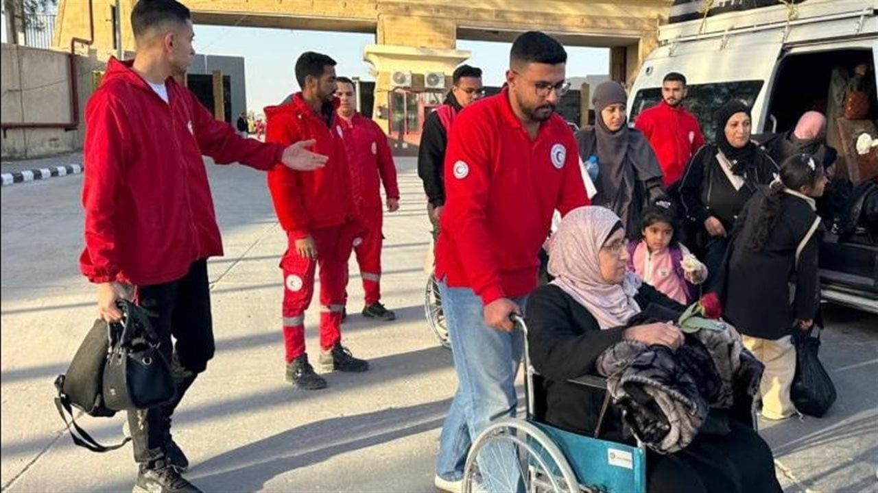 الهلال الأحمر يستقبل الدفعة الرابعة من العائدين إلى غزة عبر رفح