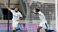 الأخدود ضد الهلال.. كريم بنزيما يؤمن تقدم الهلال على الأخدود بدوري روشن السعودي في الشوط الأول