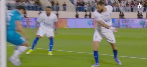 الأخدود ضد الهلال.. كريم بنزيما يسجل الهدف الأول لـ الهلال في مرمى الأخدود بدوري روشن السعودي