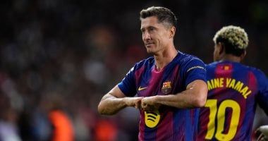 برشلونة يخطط لتجديد عقد ليفاندوفسكي بتوصية من فليك