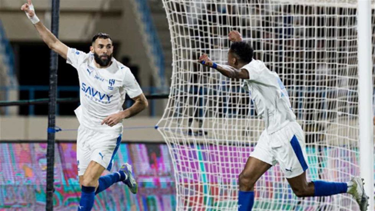 بنزيما يفتتح مشواره مع الهلال بثلاثية في شباك الأخدود