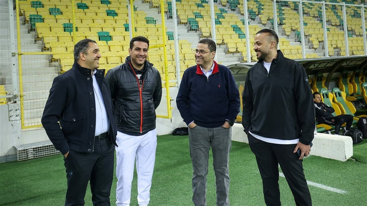 السفير المصري بالجزائر يؤازر الأهلي في المران