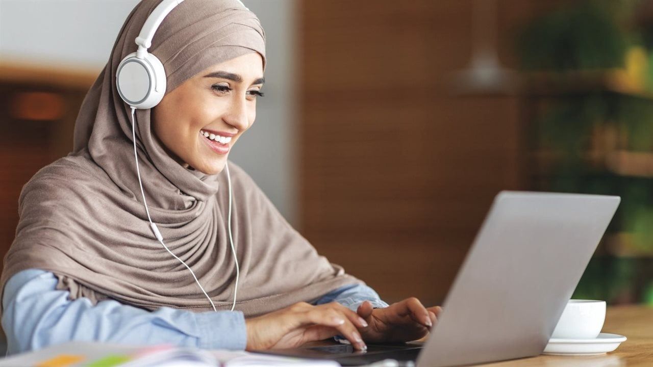 المرأة العاملة في رمضان.. نصائح صحية لتنظيم الطاقة بين البيت والعمل
