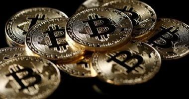 بعد انهيار سعر البيتكوين لأدنى مستوى منذ تولى ترامب.. كيف يرى المحللون ما حدث؟