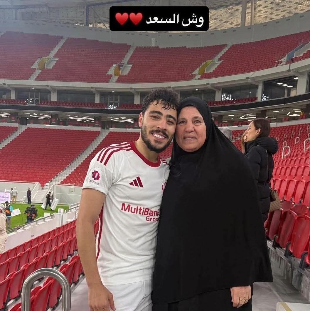 وش السعد.. أكرم توفيق يحتفل مع والدته بفوز الشمال في الدوري القطري