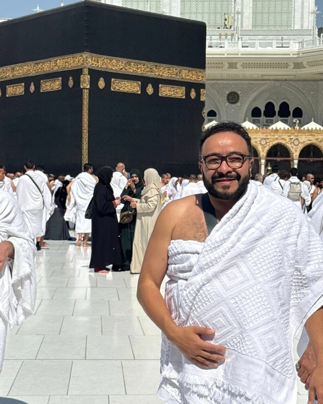 حسام داغر يشارك متابعيه صورًا جديدة من العمرة