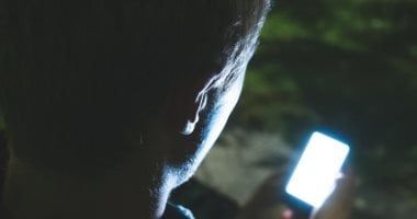 كيف تحسن إضاءة شاشة الهاتف دون الإضرار بعينيك فى 7 خطوات؟