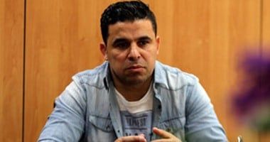 خالد الغندور يرفع كأس السوبر الأفريقى بذكرى ثلاثية الزمالك فى الوداد