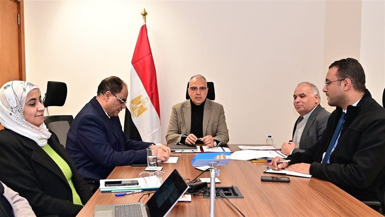 وزير الري يُتابع موقف المشروع القومي لضبط نهر النيل