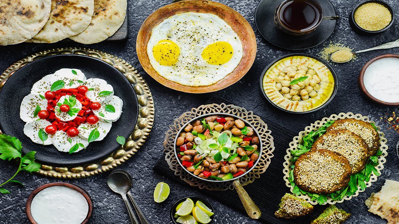 السحور المثالي في رمضان.. كيف تختار طعامك لتجنب العطش والإرهاق؟