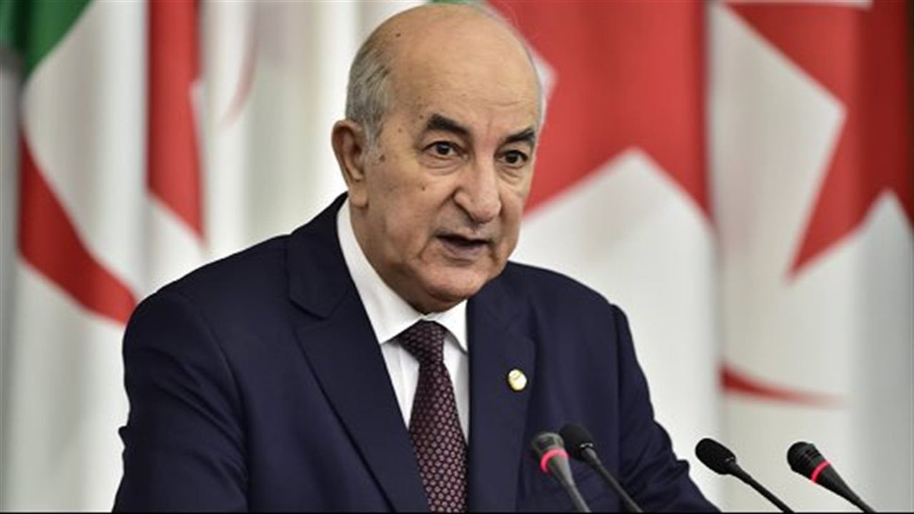الرئيس الجزائرى: علاقاتنا جيدة بجميع الدول العربية باستثناء دويلة واحدة والسيسى أخ لي (فيديو)