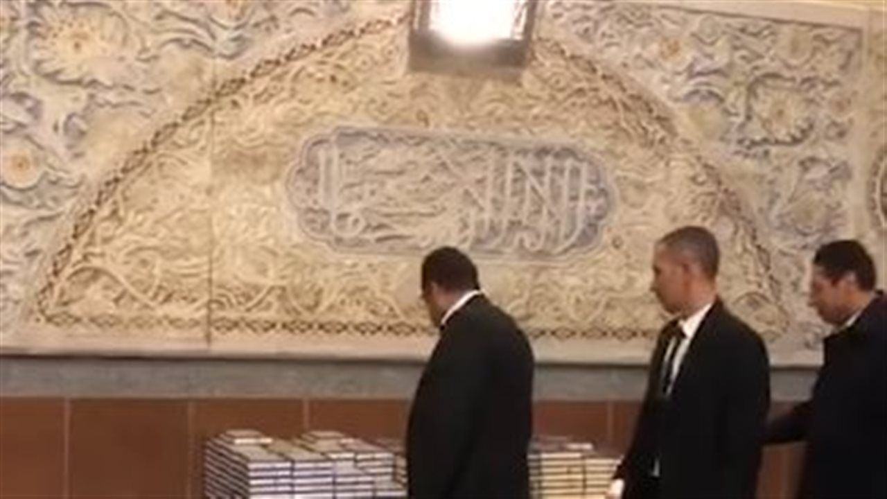 أسرة المستشار ناجي شحاتة توزّع مصاحف على روحه خلال العزاء (فيديو)