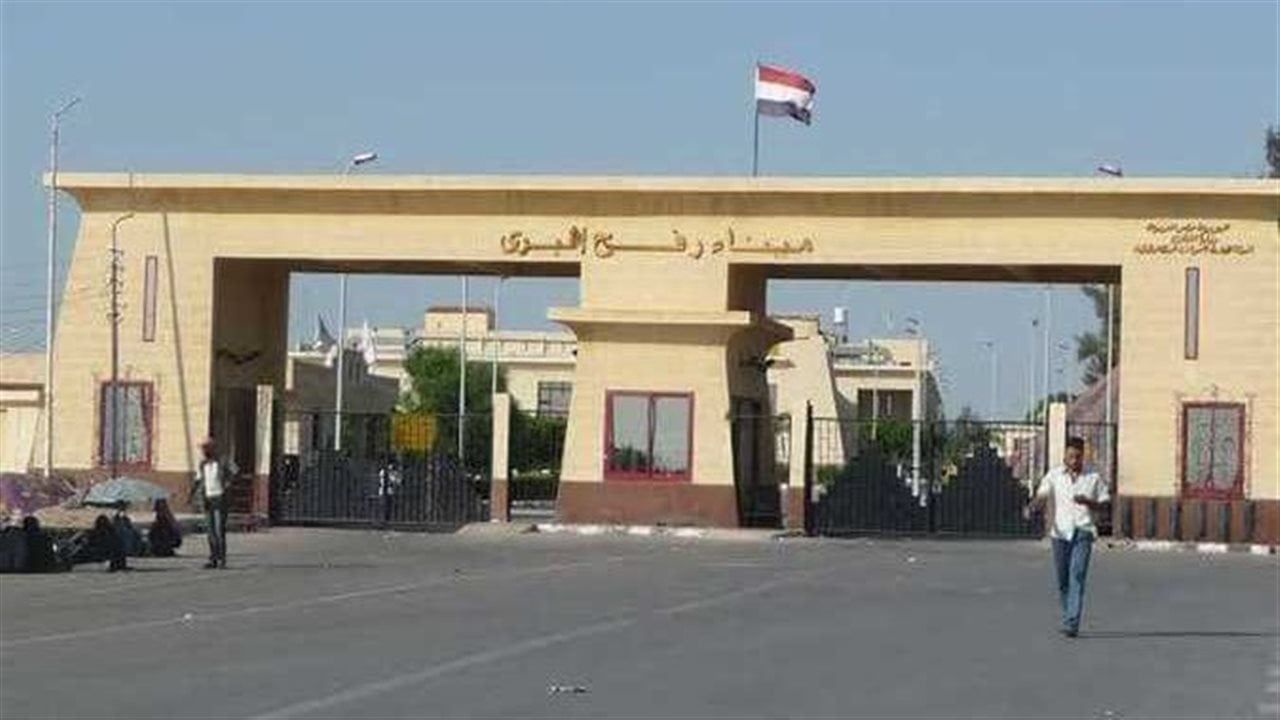 وصول الدفعة الخامسة من العائدين إلى قطاع غزة لمعبر رفح البري