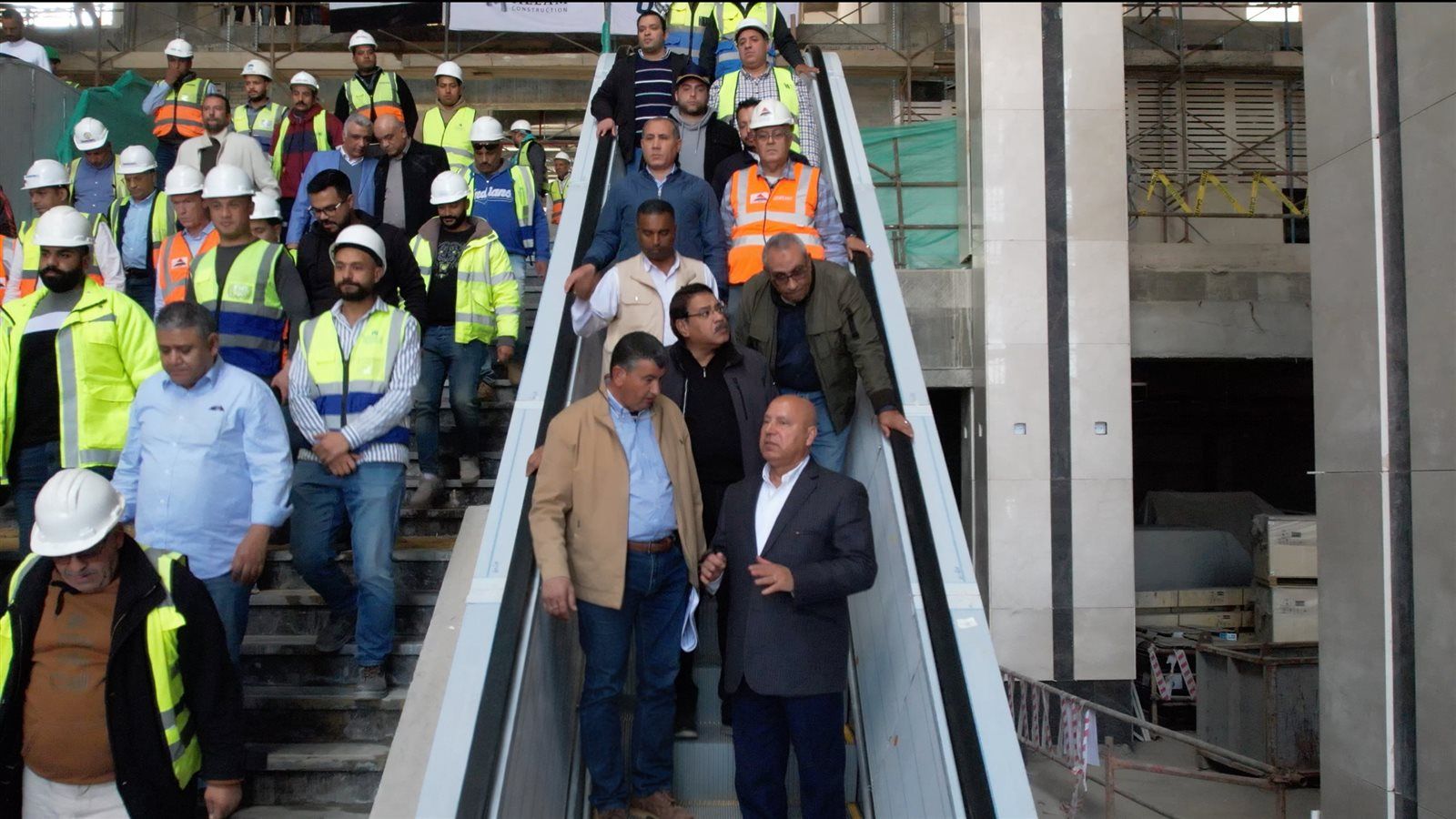وزير الصناعة والنقل يتفقد تقدم العمل في الخط الأول من شبكة القطار الكهربائي السريع