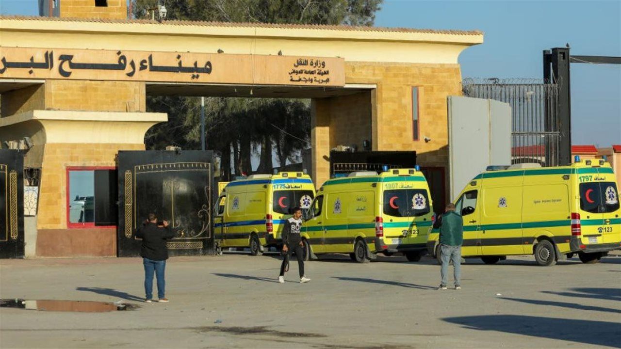"القاهرة الإخبارية": آلاف المرضى الفلسطينيين يغادرون غزة لمصر للعلاج بعد انهيار المنظومة الصحية