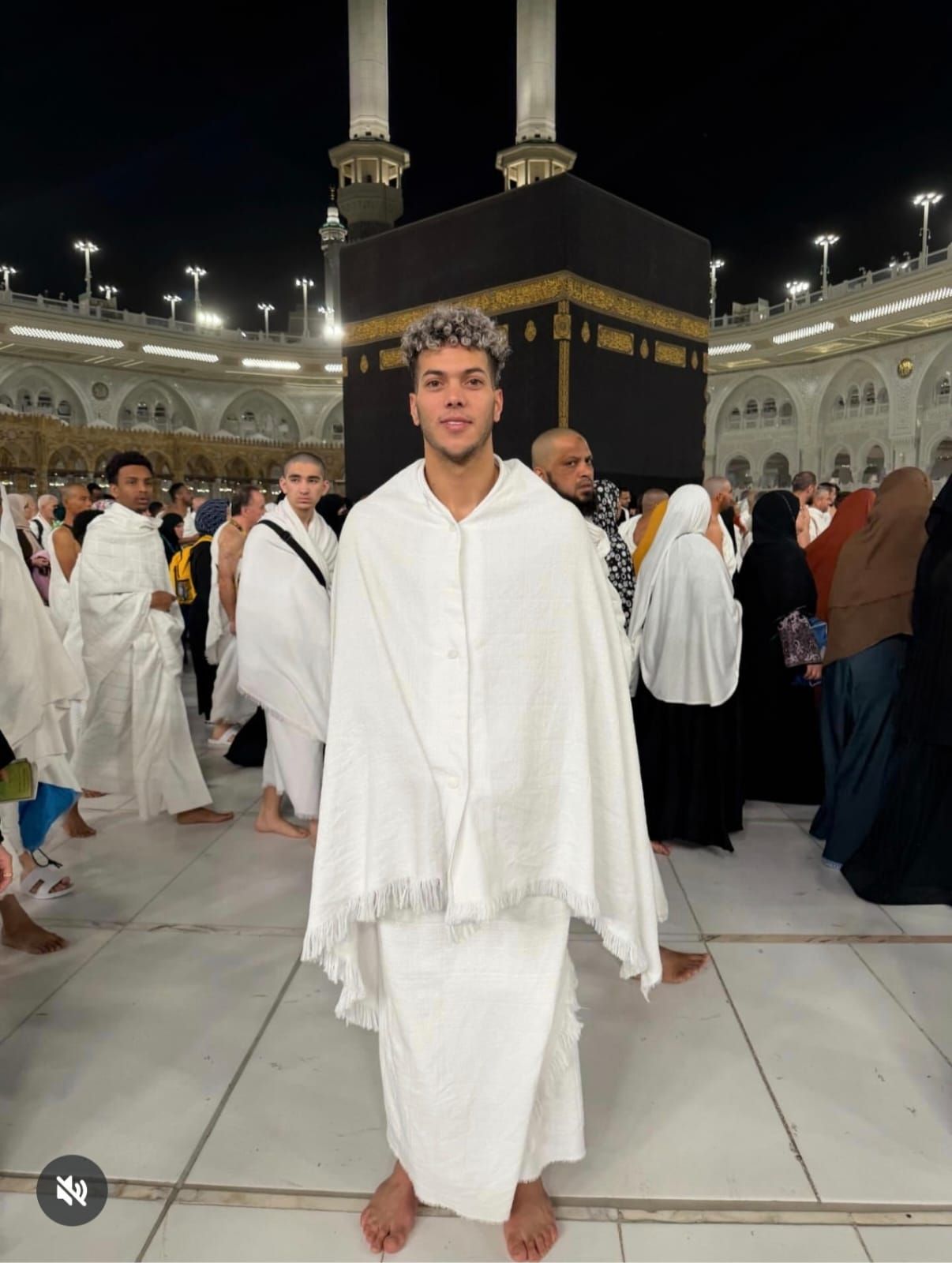 إمام عاشور ينشر صورته أمام الكعبة ويعلق: "الحمد لله"