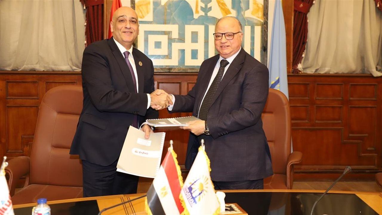 محافظ القاهرة يوقع عقد تطوير الزاوية الحمراء بمنحة الإتحاد الأوروبي