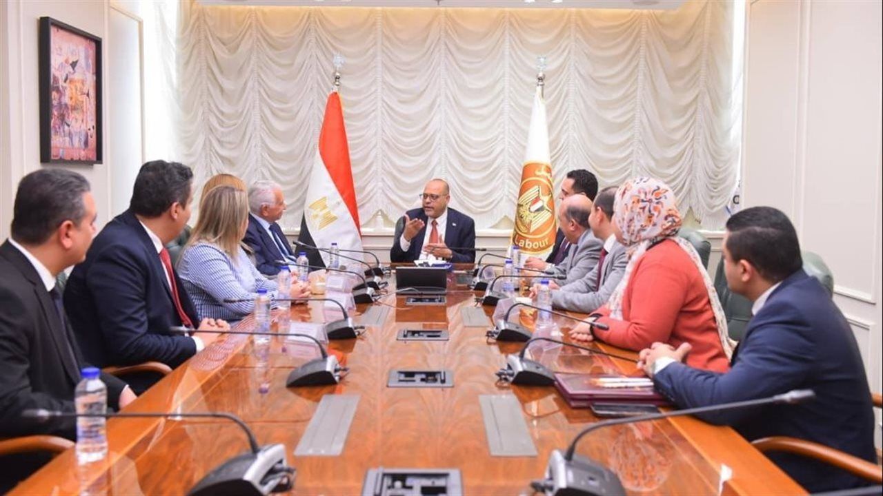 وزير العمل يعلن منحًا دراسية تصل إلى 45% للعاملين بالوزارة وأسرهم