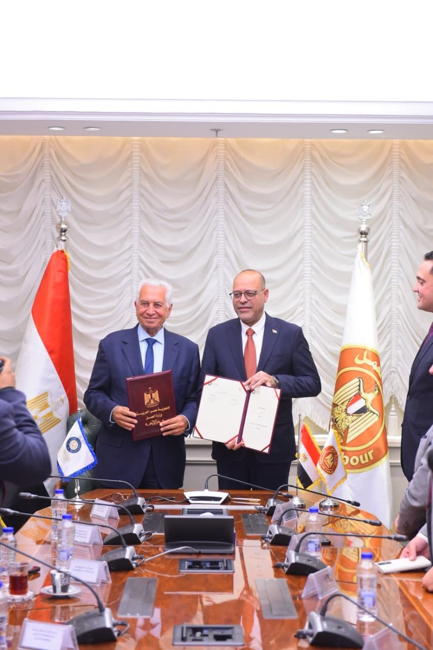 وزير العمل يوقّع بروتوكول تعاون مع الأكاديمية العربية لدعم الكوادر البشرية وتقديم منح دراسية تصل إلى 45%