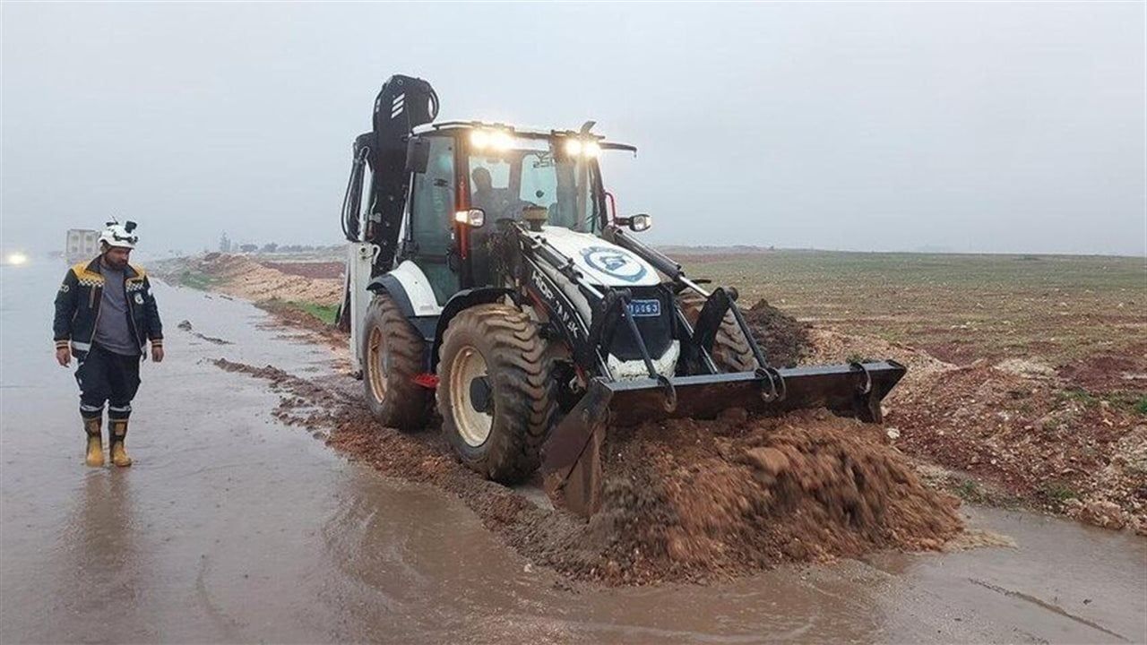 عاجل.. سيول عارمة تغمر مخيمات النازحين في إدلب والساحل السوري (صور)
