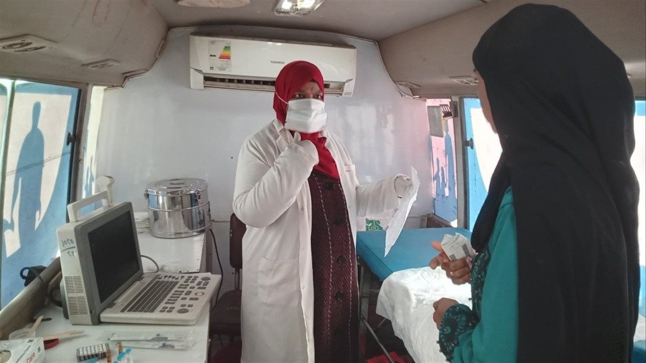 فحص 760 حالة وتقديم 2600 خدمة طبية مجانية لأهالي كفر منسابة ببني سويف