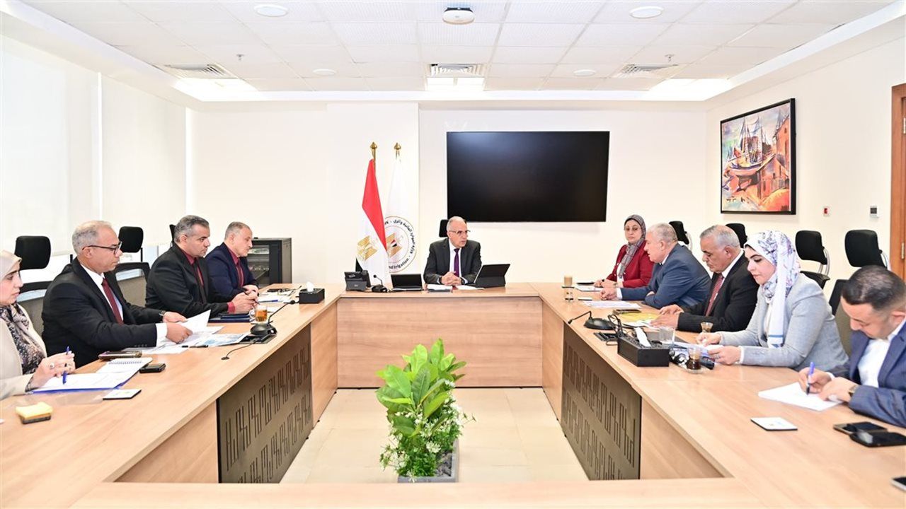 وزير الري يبحث أزمة إلقاء المخلفات في المجاري المائية واستثمار أراضي الدولة