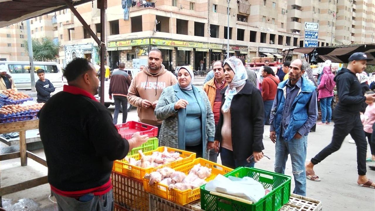 رئيس حي غرب الإسكندرية تشهد اليوم الأول لسوق اليوم الواحد ببشاير الخير