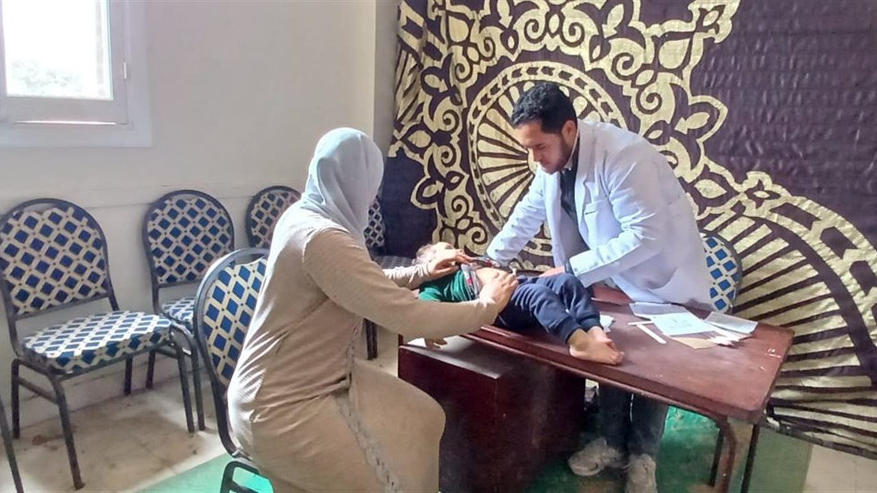 قدمت 1300 خدمة طبية.. قافلة سكانية شاملة تخدم أهالي كفر نكلا بالمحمودية