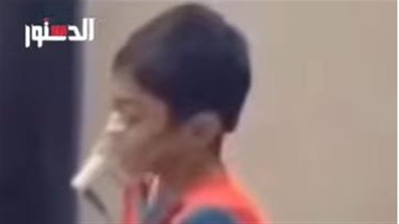 "على جهاز الأكسجين".. صغير يؤدي صلاته رغم مرضه الشديد (فيديو)
