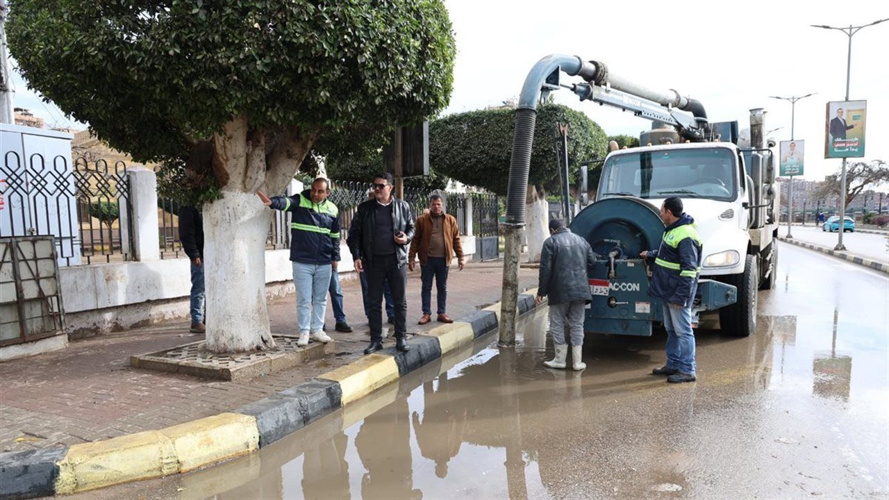 "مياه القليوبية" تواصل جهودها فى رفع تراكمات مياه الأمطار من الطرق والشوارع الرئيسية