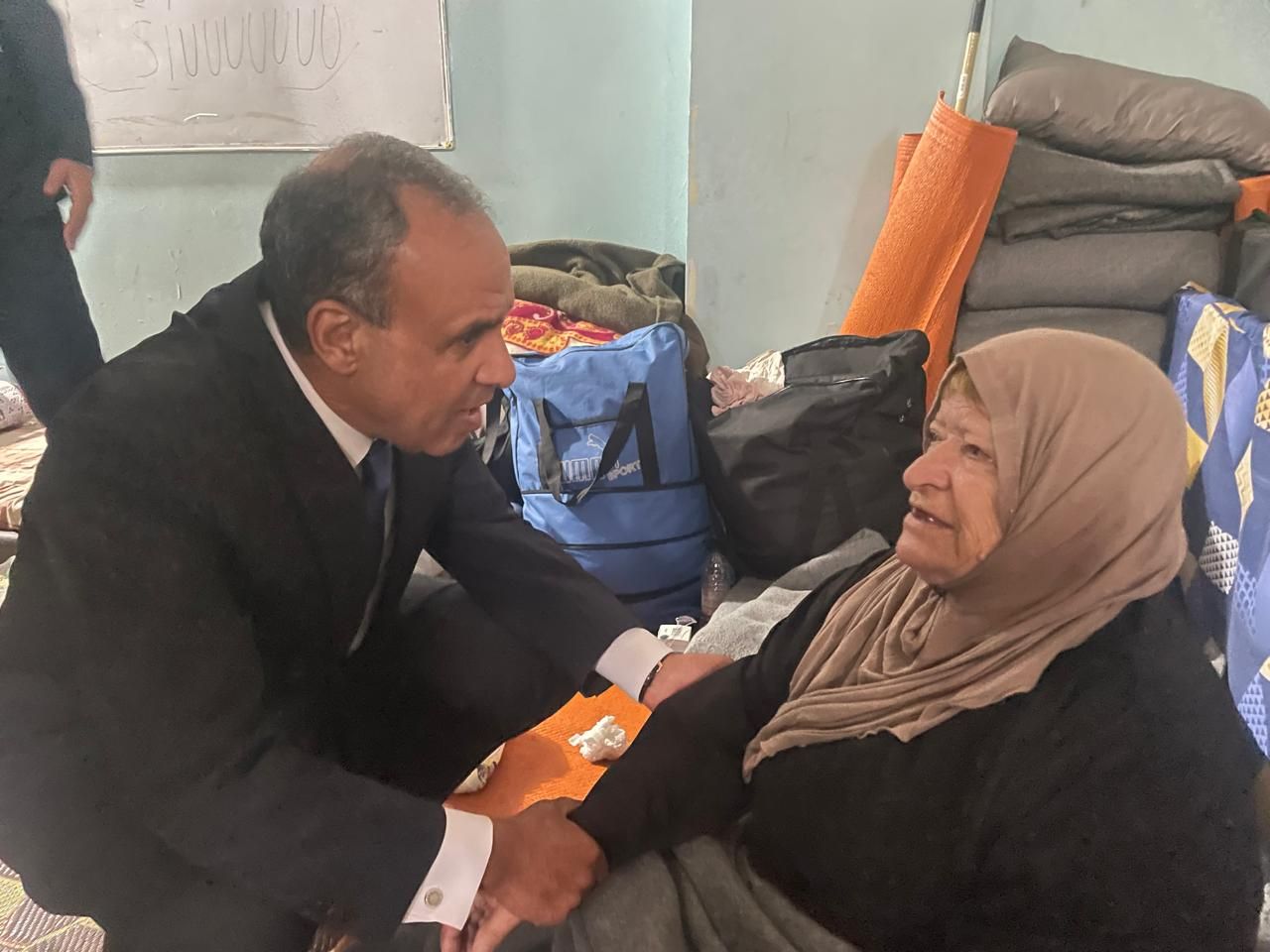 «لن نترككم وحدكم».. لقطات إنسانية من زيارة وزير الخارجية لمركز لإيواء النازحين بلبنان|صور