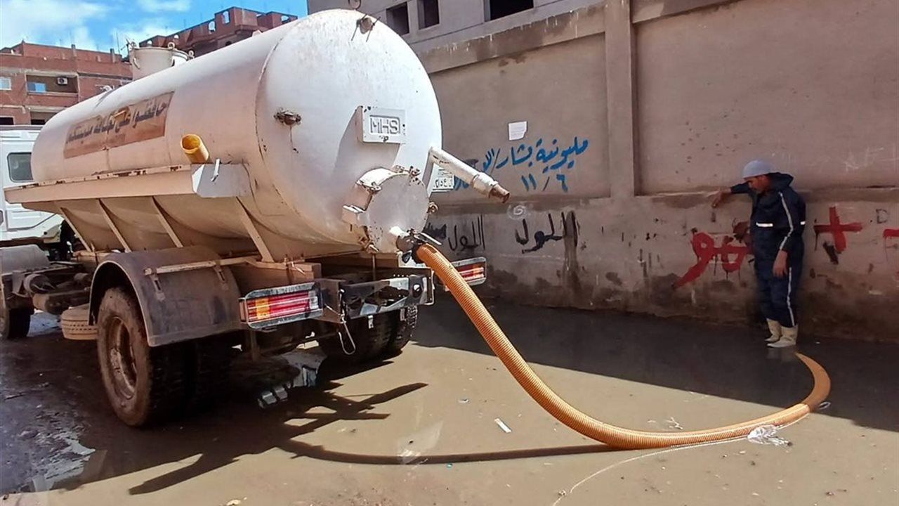 كسح مياه الأمطار ورفع القمامة بـ 4 قرى في كفر الشيخ