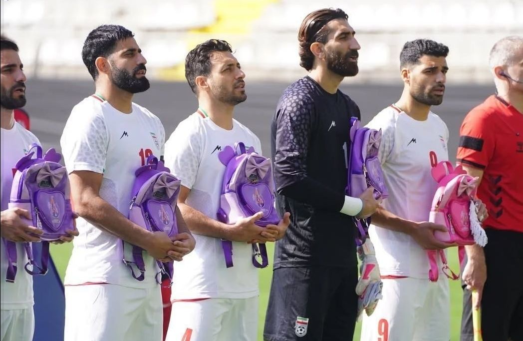 بـ"حقائب مدرسية".. لاعبو منتخب إيران يخلدون ذكرى ضحايا مدرسة ميناب (صور)