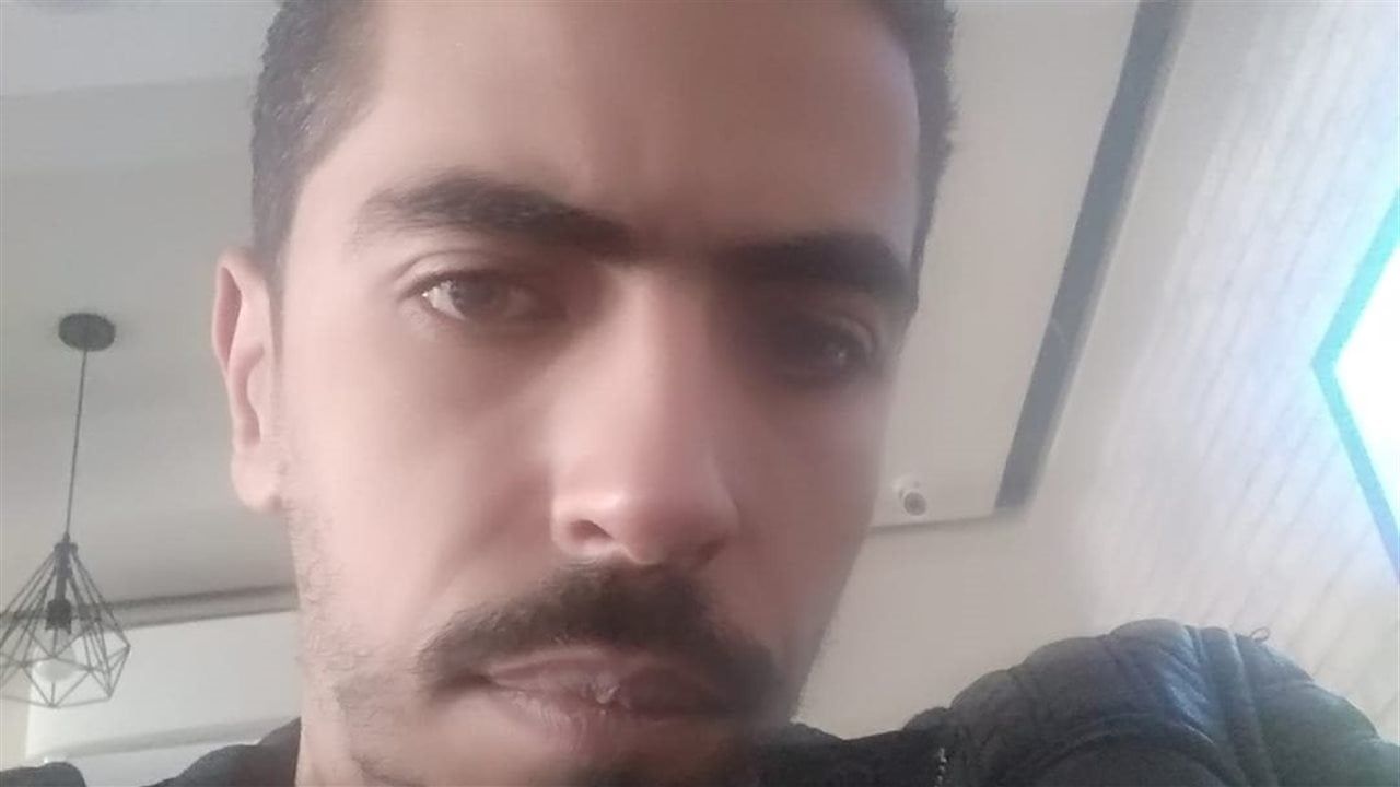 علي راشد يروى تفاصيل اللقاء الاول بصاحب "عناقيد البهجة"