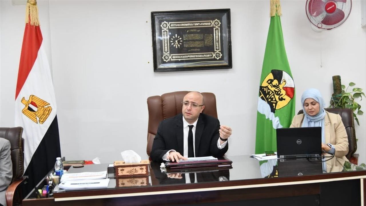 محافظ الفيوم يوجه بأهمية توعية المواطنين وأصحاب المحال التجارية بتطبيق قرار ترشيد الطاقة