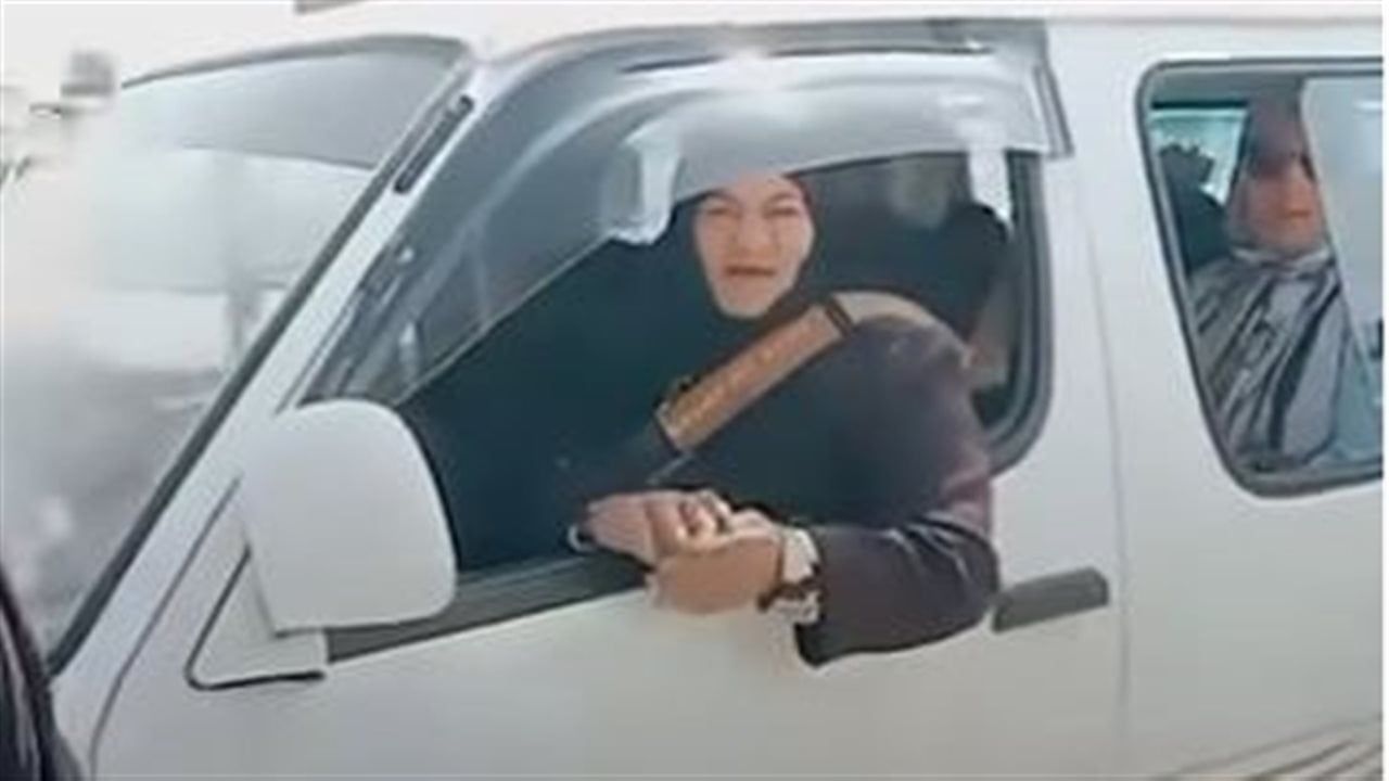 العمر مجرد رقم..سيدة مصرية تبهر الركاب بقيادة "الميكروباص" (فيديو)