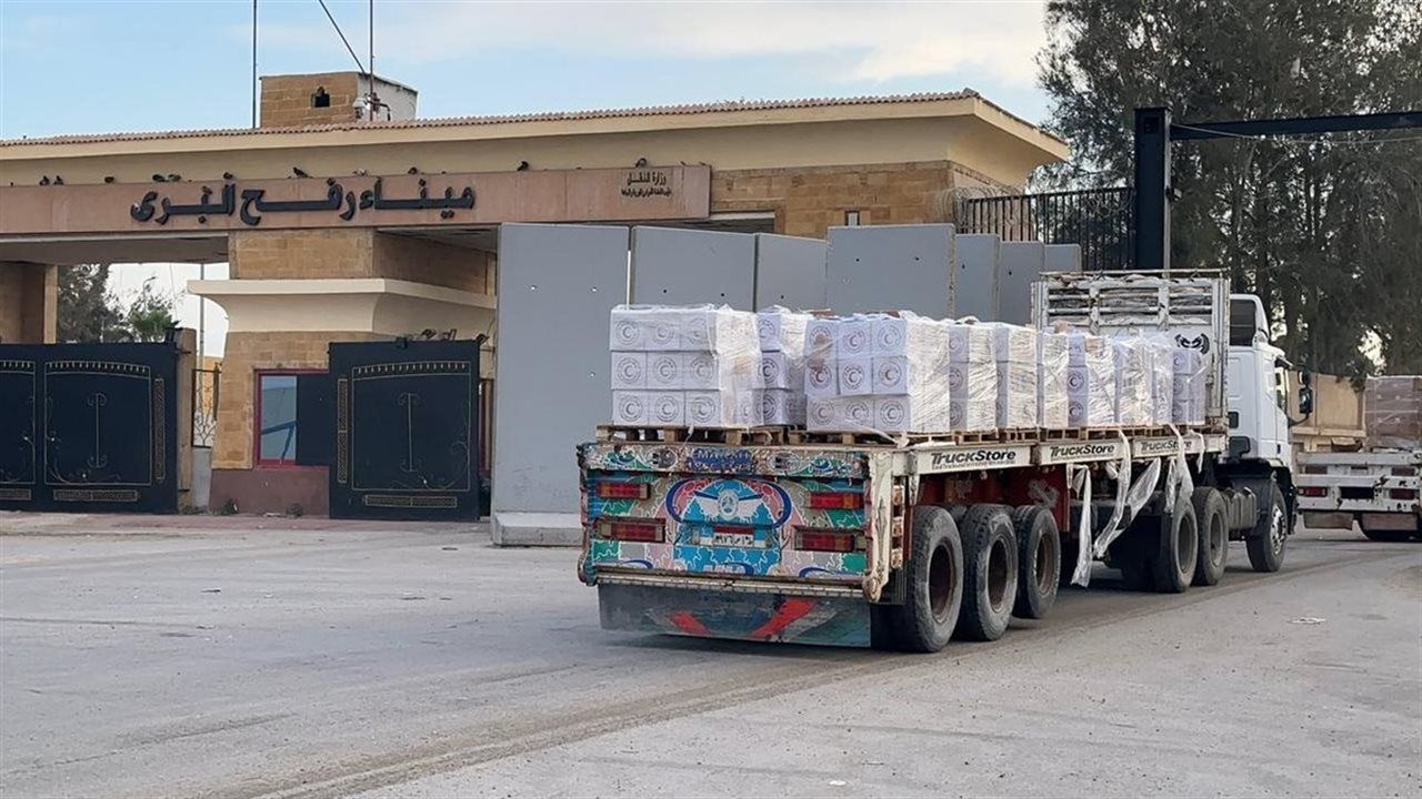 الهلال الأحمر تُطلق قافلة «زاد العزة» الـ166 بحمولة 3،500 طن من المساعدات الإنسانية