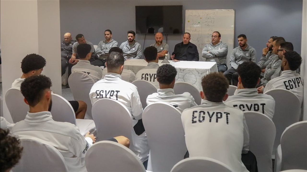 عضو اتحاد الكرة يجتمع بلاعبى منتخب الشباب بعد ودية الجزائر