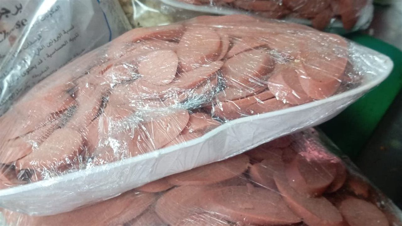 ضبط 34 كجم قطع دواجن وشيش وسوسيس مجهولة المصدر بدون بيانات بالفيوم