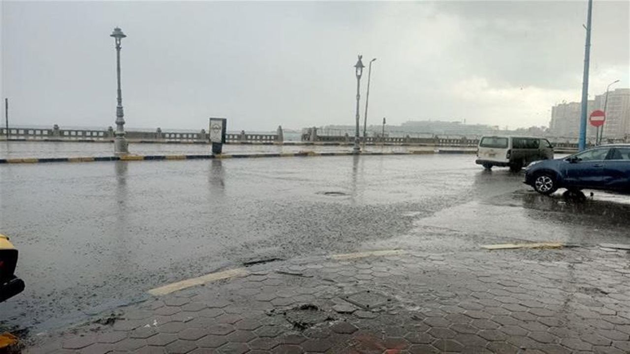 العاصفة لم تهدأ.. أمطار غزيرة تضرب مدينة السلام بالقاهرة (فيديو)